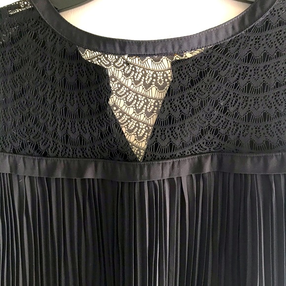 Black button down hi-lo pleated lace back blouse M - Picture 2 of 4